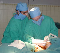 Il Dr. Losasso ed il Dr. Piercamillo Parodi durante un'operazione chirurgica.